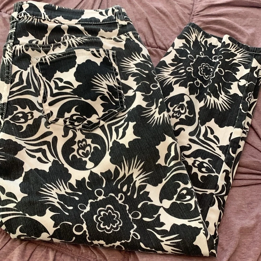 Chicos ultimate fit platinum denim cropped‎ printed jeans. Worn about 3x